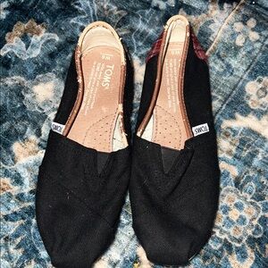 TOMS Women's Black Flats Red Plaid Size 6